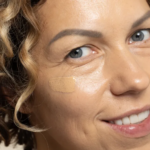 Uoga Uoga, Invisible Hero Liquid Mineral Concealer with Caffeine - 04 Medium Warm - Image 3